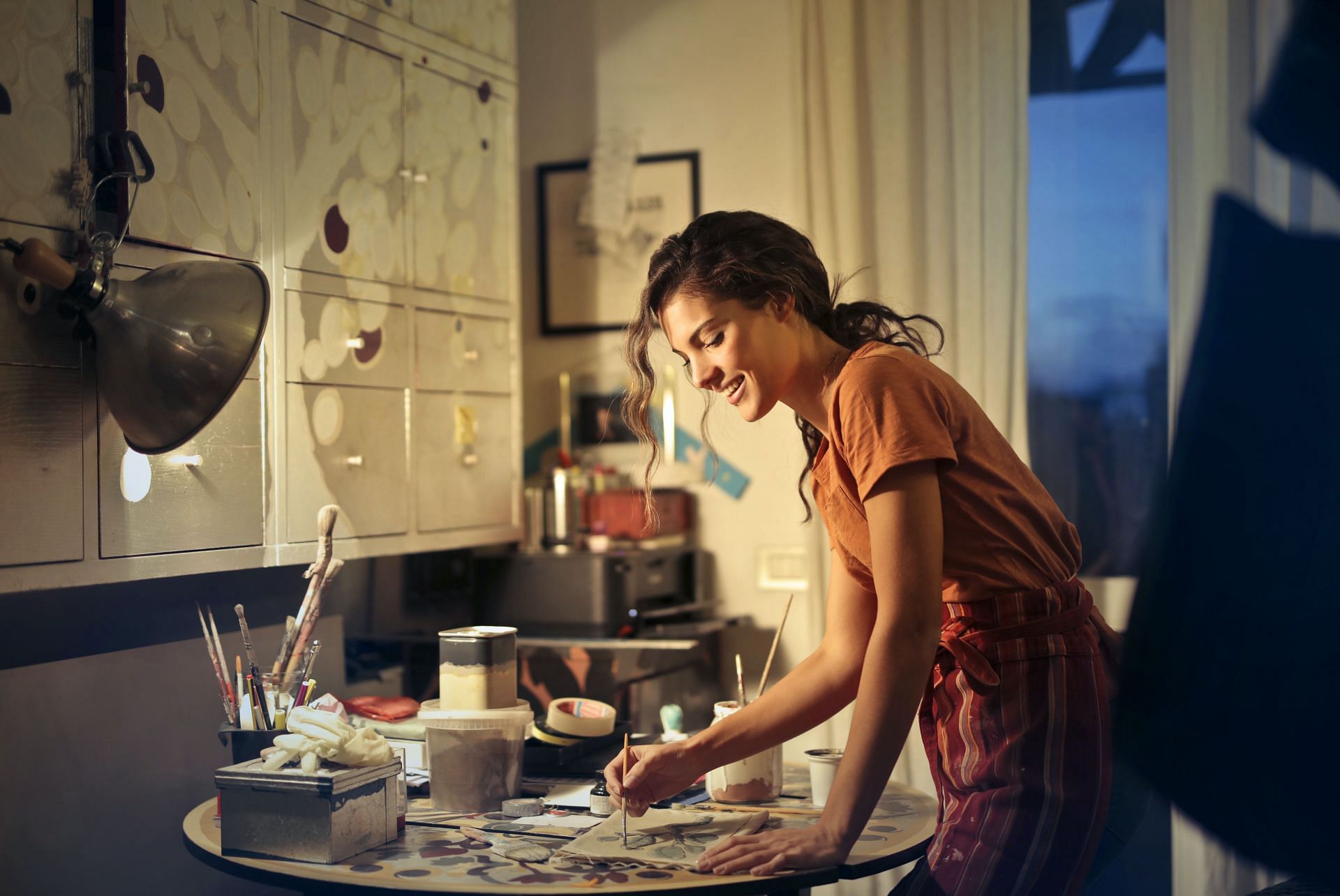 Imbibes creativity (Image via Pexels/ Andrea Piacquadio)